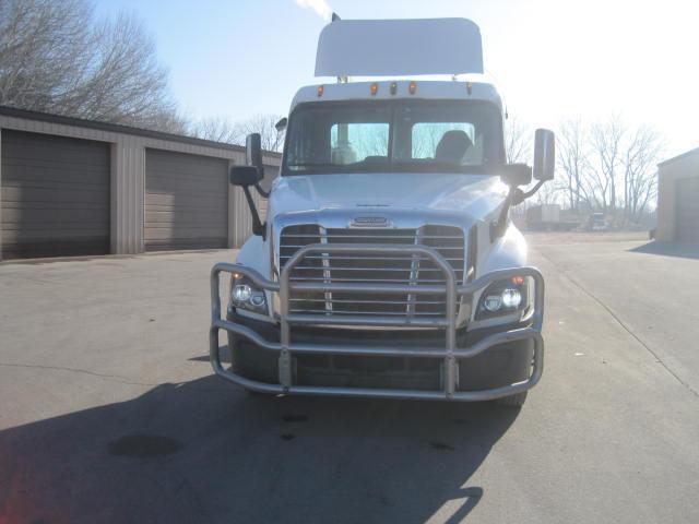 2010 Freightliner Cascadia Day Cab Semi Truck