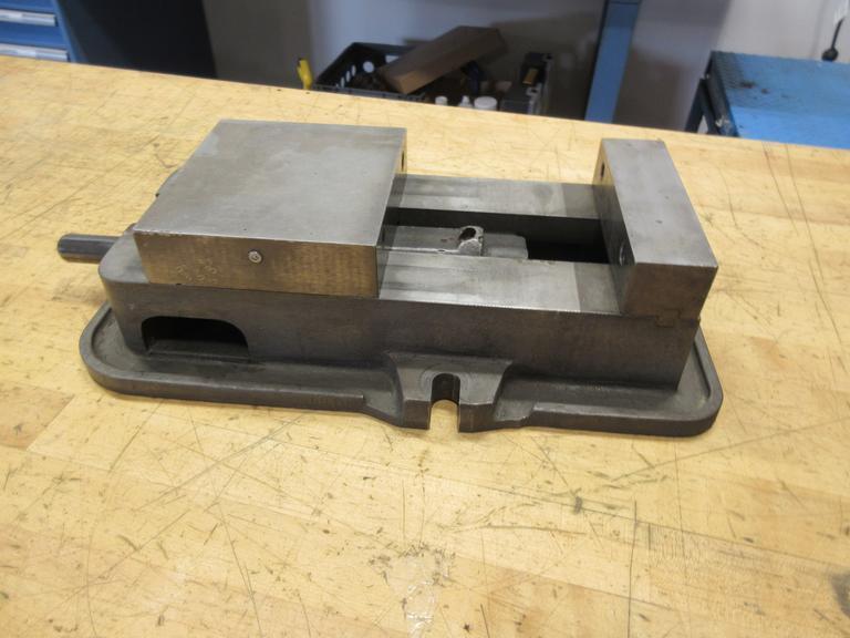 Kurt D-60 6" Machine Vise **No Jaws**- Auction Item