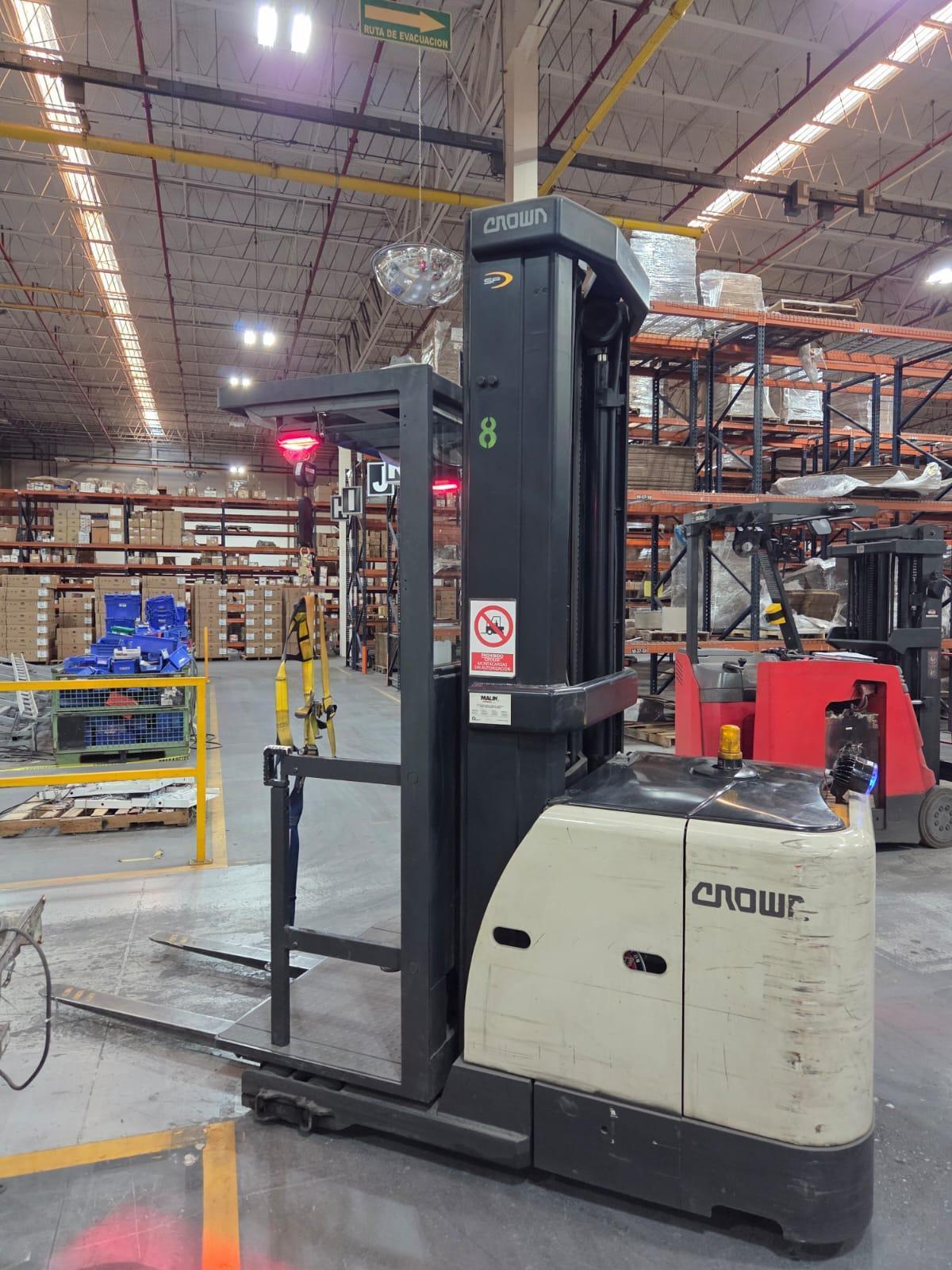 CROWN ORDER PICKER FORKLIFT: YOBRO #25680