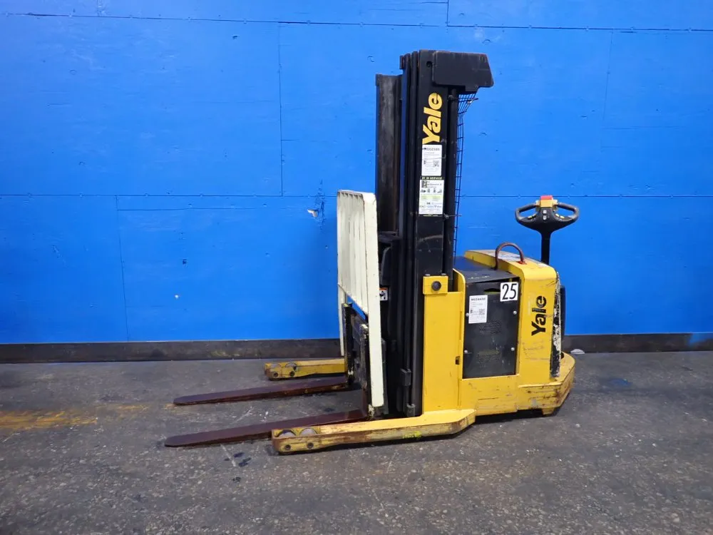 YALE 2800 LBS ELECTRIC STRADDLE LIFT  -  MRW030LEN24TE078