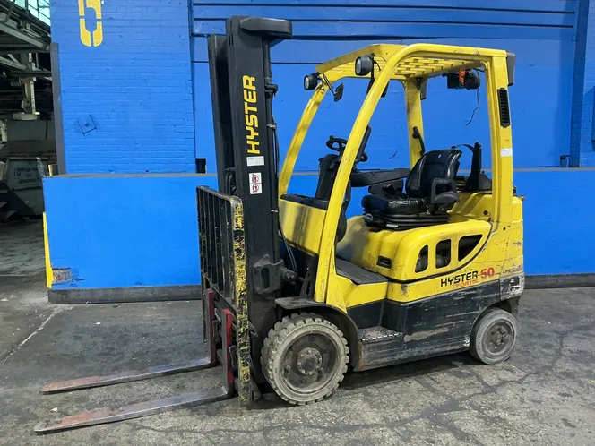 HYSTER 4600 LBS FORTIS 50 PROPANE FORKLIFT  -  S50FT