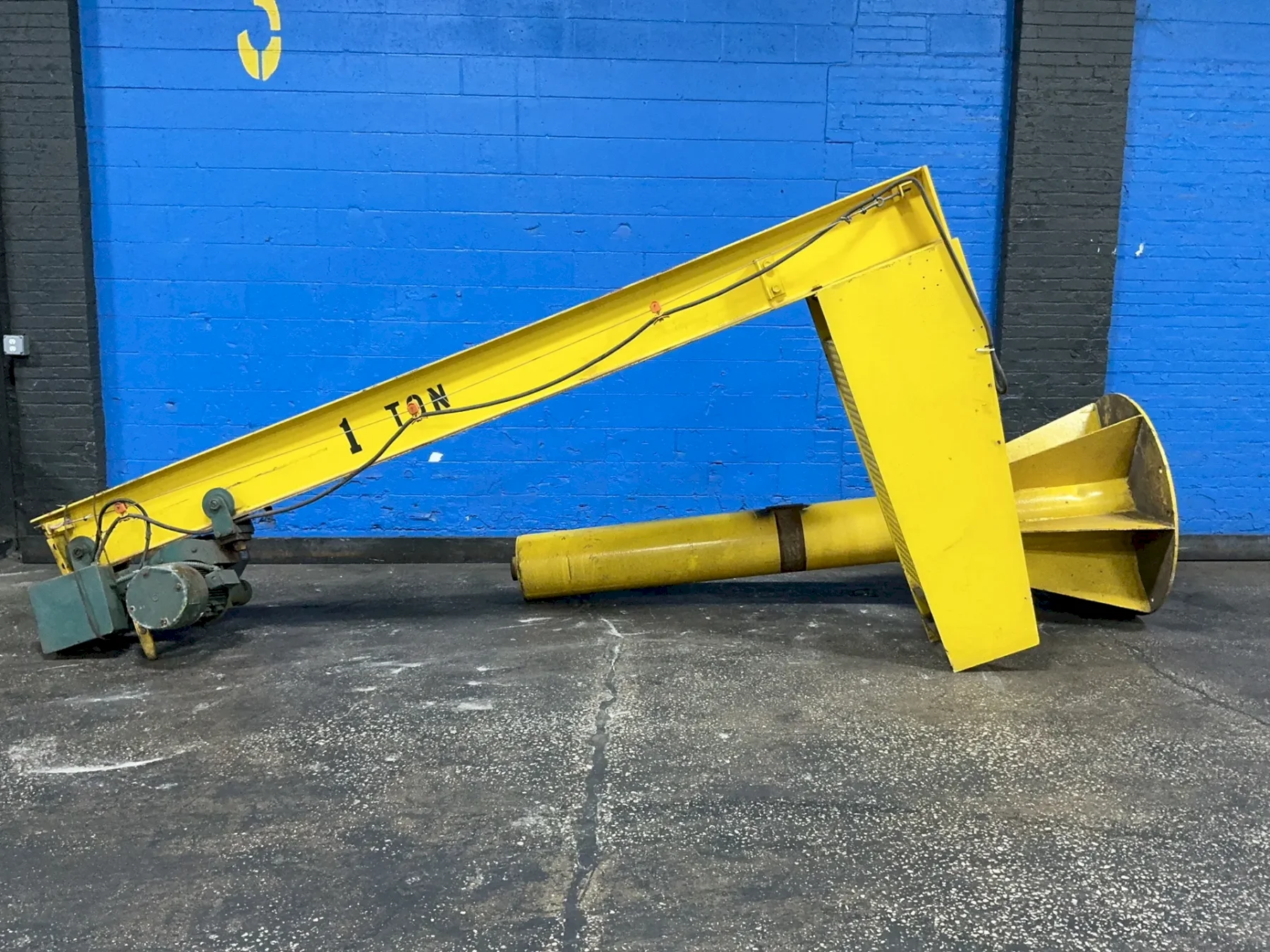 1 TON JIB CRANE W/ HOIST