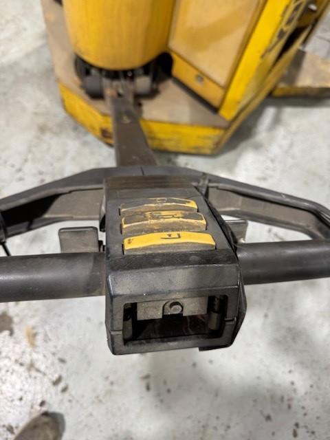 1 - PREOWNED 1999 YALE PALLET STACKER/WALKIE, MODEL #: MSW040LCN24TV083, S/N: B820N02719W