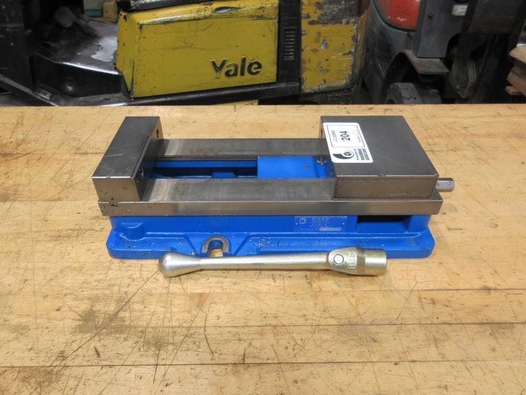 Kurt D688 6" AngLock CNC Milling Vise – w/ Handle- Auction Item