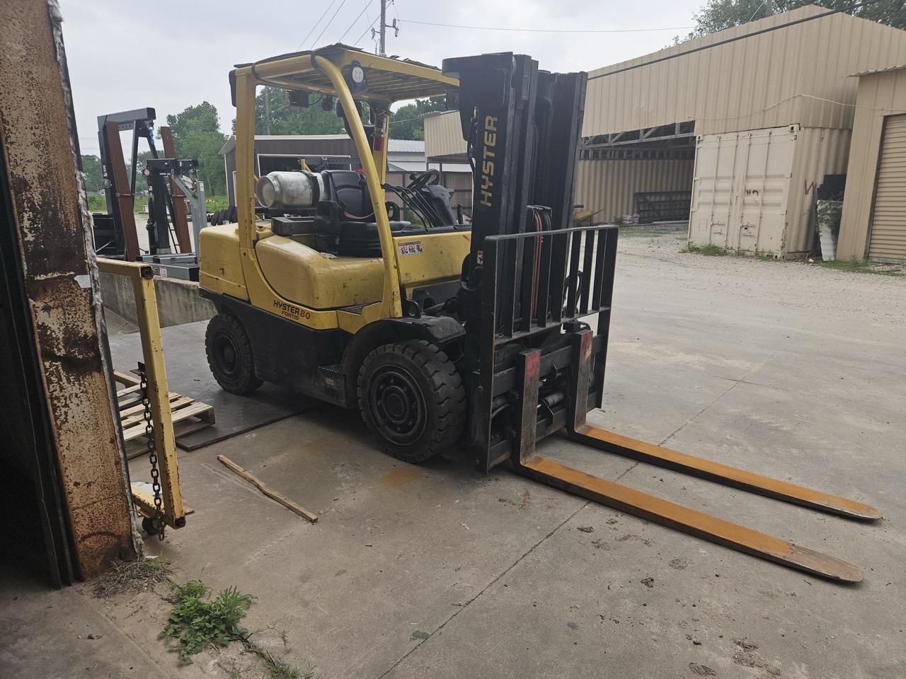 Hyster H80FT 7,000 lb LPG Pneumatic Tire Forklift, 2022 – Triple Mast, Side Shift, 48” Forks, Heavy-Duty Industrial Lift Truck