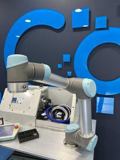 UNIVERSAL ROBOTS UR5CB - Robots