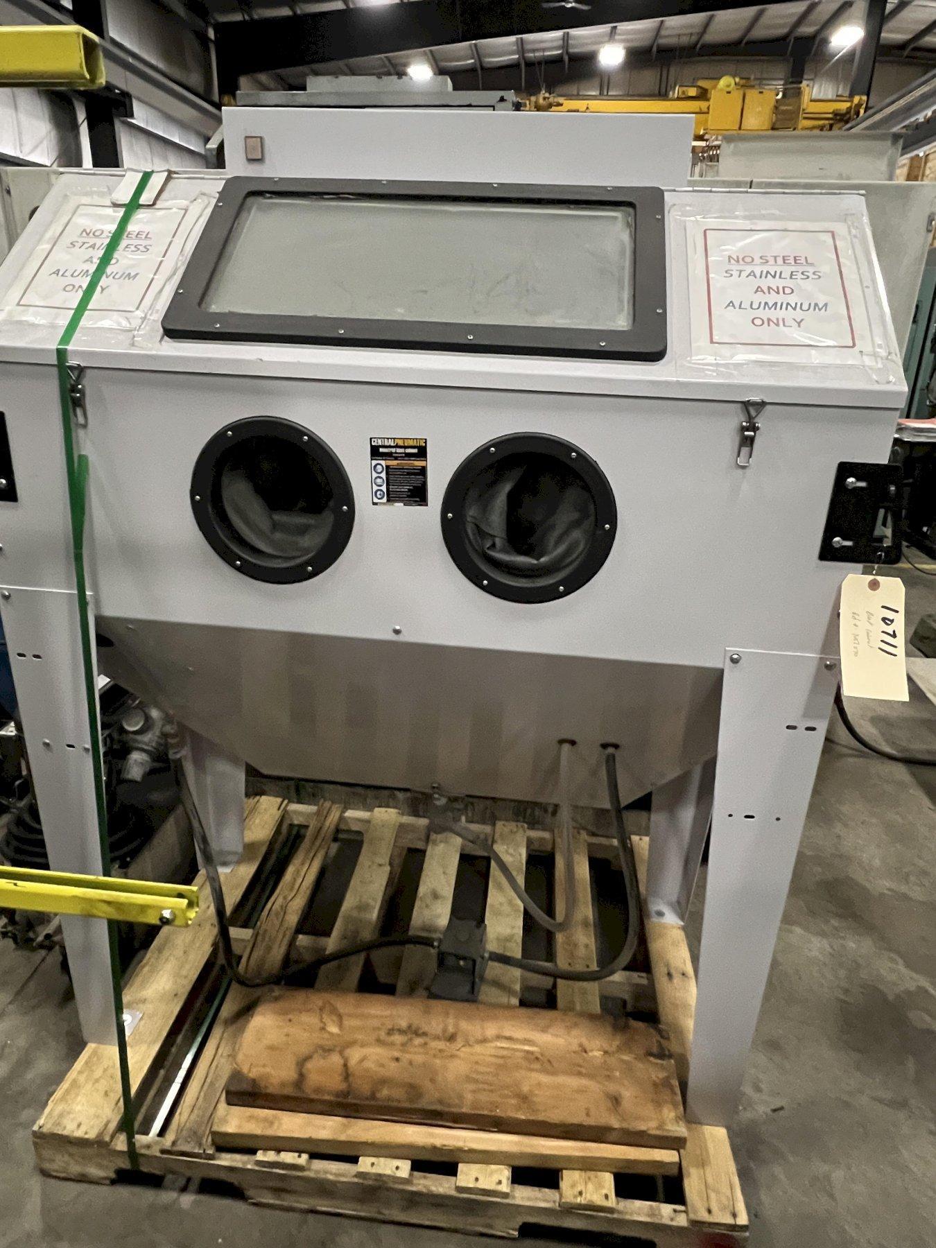CENTRAL PNEUMATIC INDUSTRIAL BLAST CABINET, 125 PSI, 120 V, BLAST GUN
