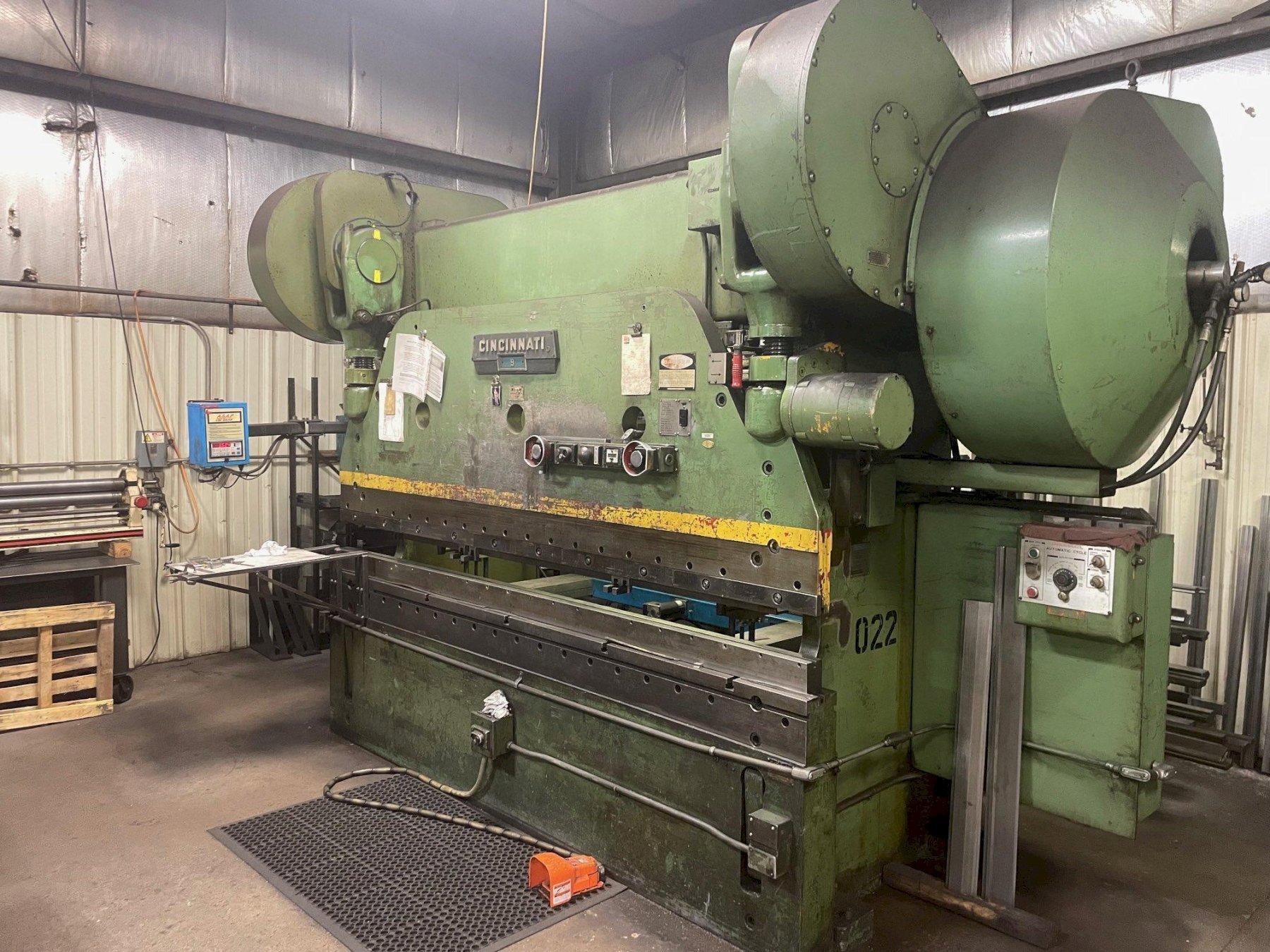 225 TON X 12' CINCINNATI SERIES 9 MECHICAL AUTO CYCLE PRESS BRAKE. STOCK # 0130525