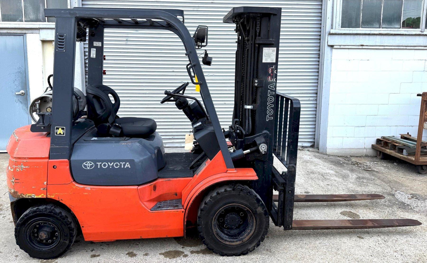 3750 Lb. Toyota Lift Truck, Pneumatic Tire, Triple Stage Mast, LP Gas, Side Shift