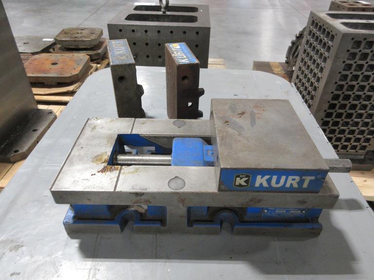Kurt 3620V Short Modular Vise ***No Stationary Jaw***, with (2) Kurt Moveable Jaws for DX6 and D675- Auction Item