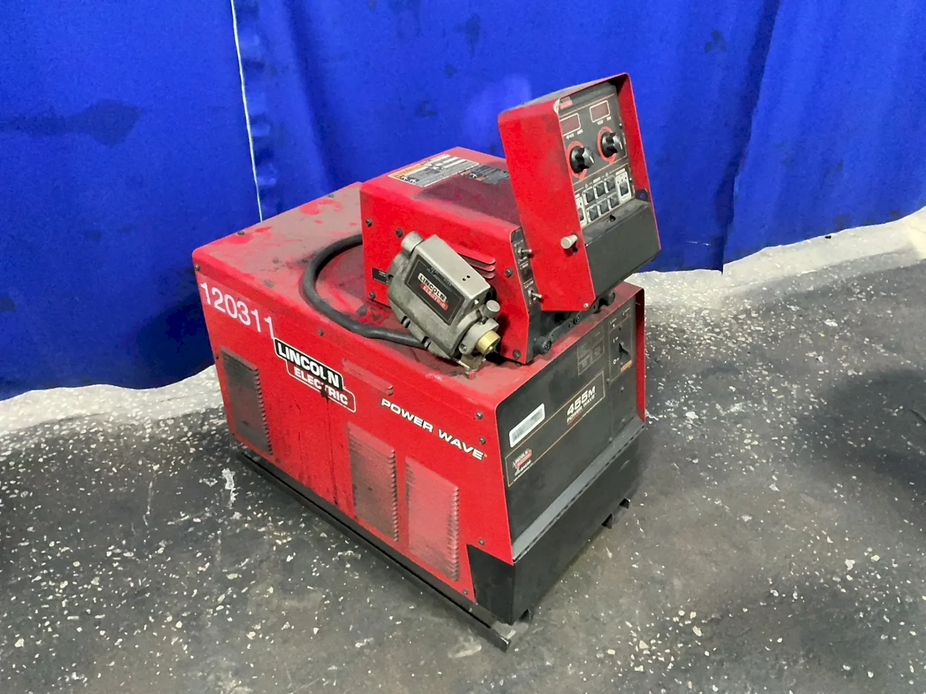 LINCOLN ELECTRIC 82 A MIG WELDER  -  455M POWER WAVE