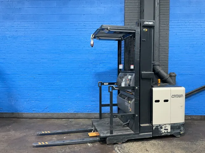 Crown 3000 Lbs Electric Order Picker - Sp3510-30