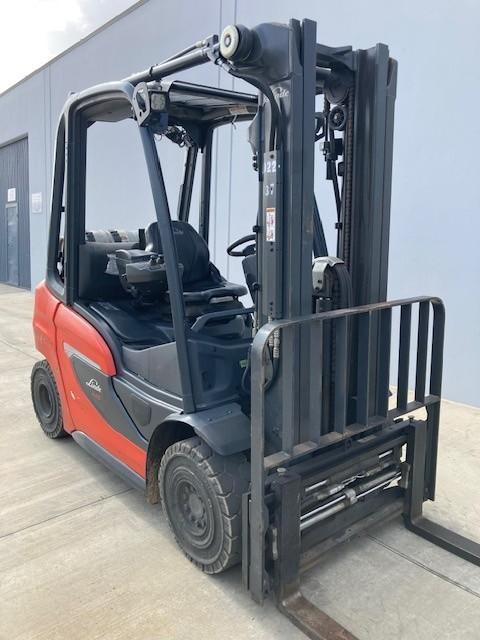 Linde H25T Forklift 2021 equipped with 5500# Capacity, 2455 Hours, Single Pedal, Solid Tires, 196/89 Triplex Mast, Integral Side shift Load Backrest, 4 Section Valve, Dual FNCT Hosing, Backup Alarm, A