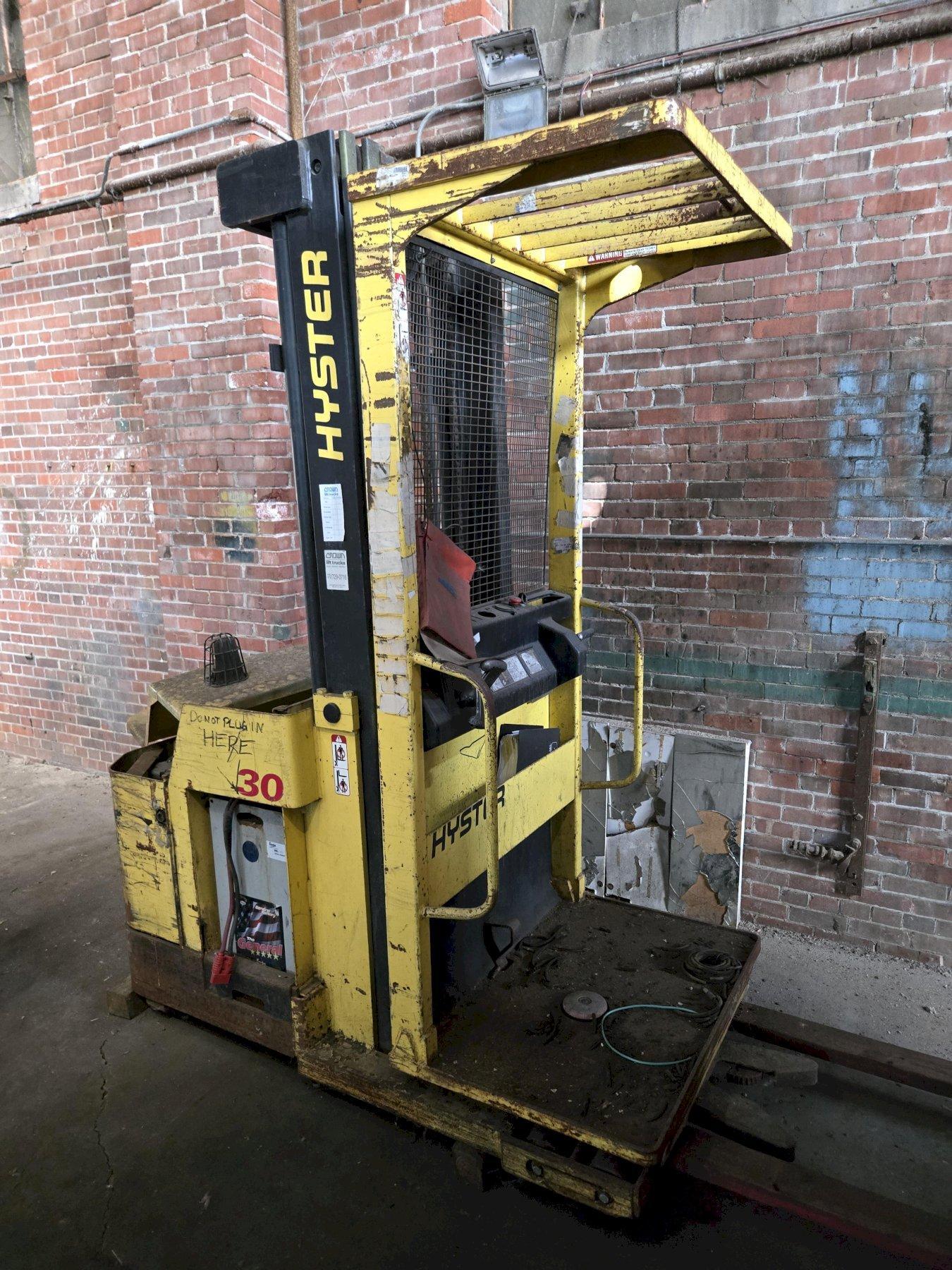 3,000 LB HYSTER R30ES LIFT TRUCK. STOCK # 0983326