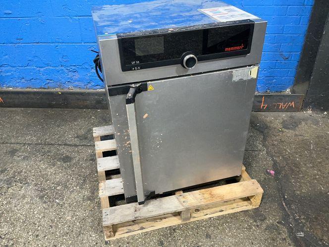 MEMMERT 300* C UNIVERSAL FORCED CIRCULATION LABORATORY ELECTRIC OVEN  -  UF55