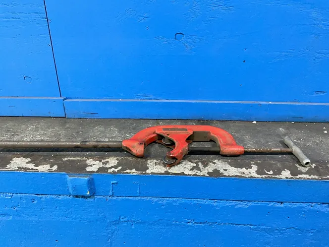 THE RIDGE TOOL COMPANY PIPE CUTTER   -  6-2