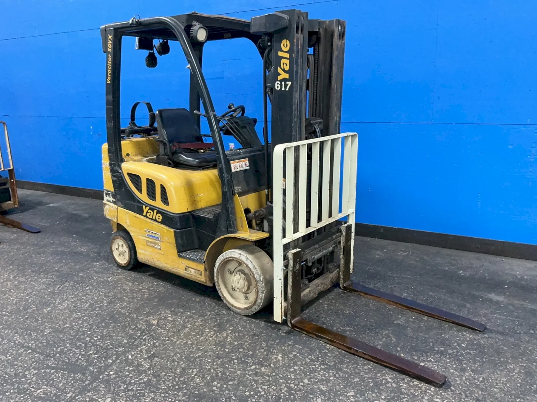 YALE 4800 LBS PROPANE FORKLIFT  -  GLC050VXNVSE083