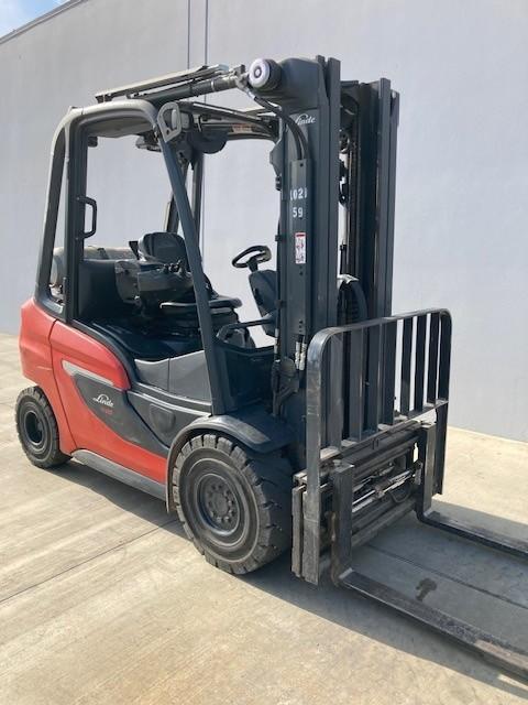 Linde H25T/600 Forklift 2020 equipped with 5500# Capacity, 3440 Hours, Single Pedal, Solid Tires, 196/89 Triplex Mast, Integral Side shift Load Backrest, 4 Section Valve, Dual FNCT Hosing, Backup Alar