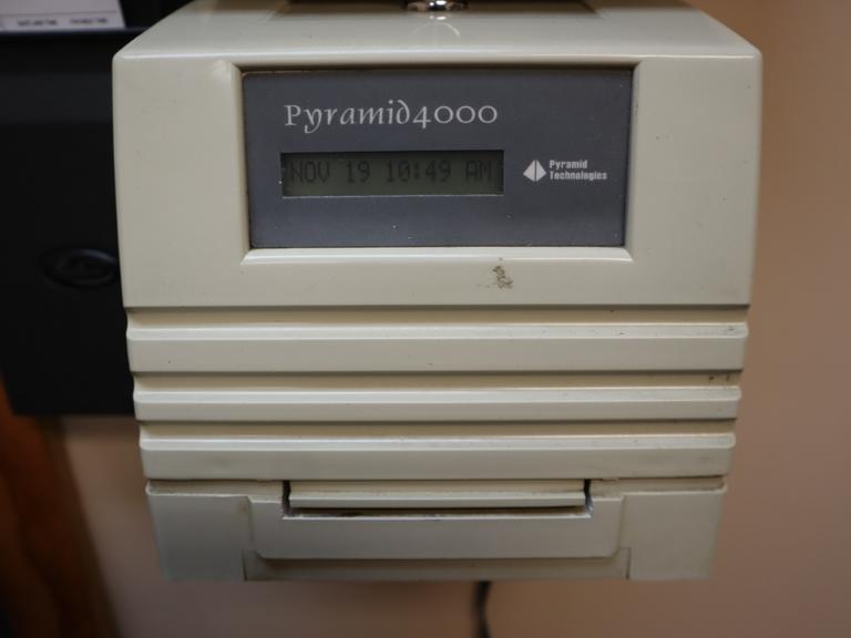 Pyramid 4000 Electronic Time Clock with Time Cards and Rack- Auction Item