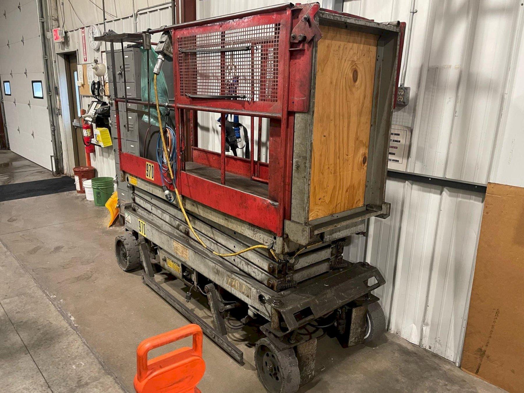 Heff-T-Herman 220AM Made by MEC Scissor Lift
