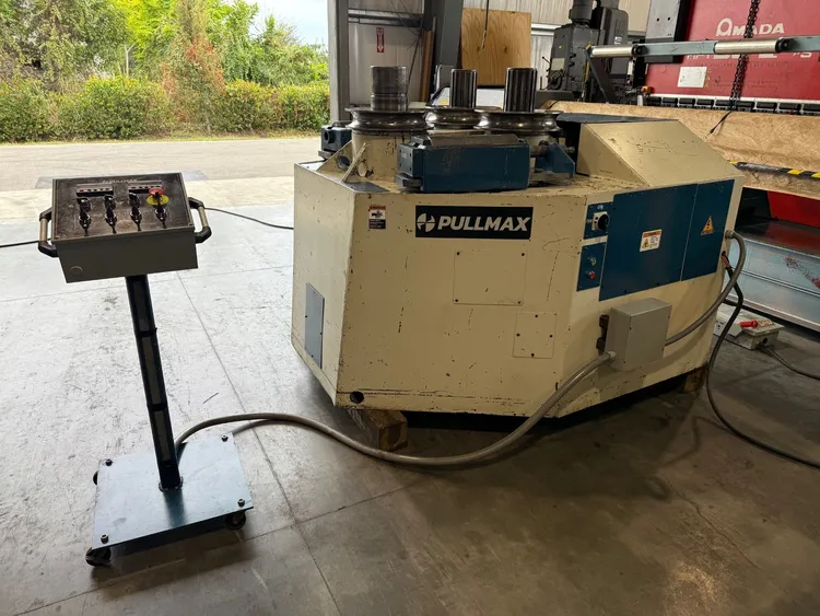 5" X 5" X 1/2" PULLMAX Z-41 HYDRAULIC ANGLE ROLL