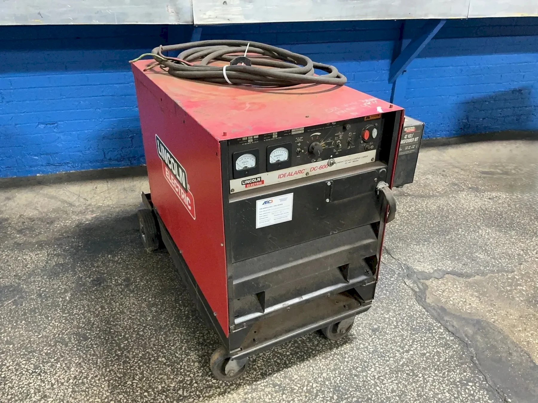 LINCOLN ELECTRIC 600 A WELDER  -  IDEALARC DC-600