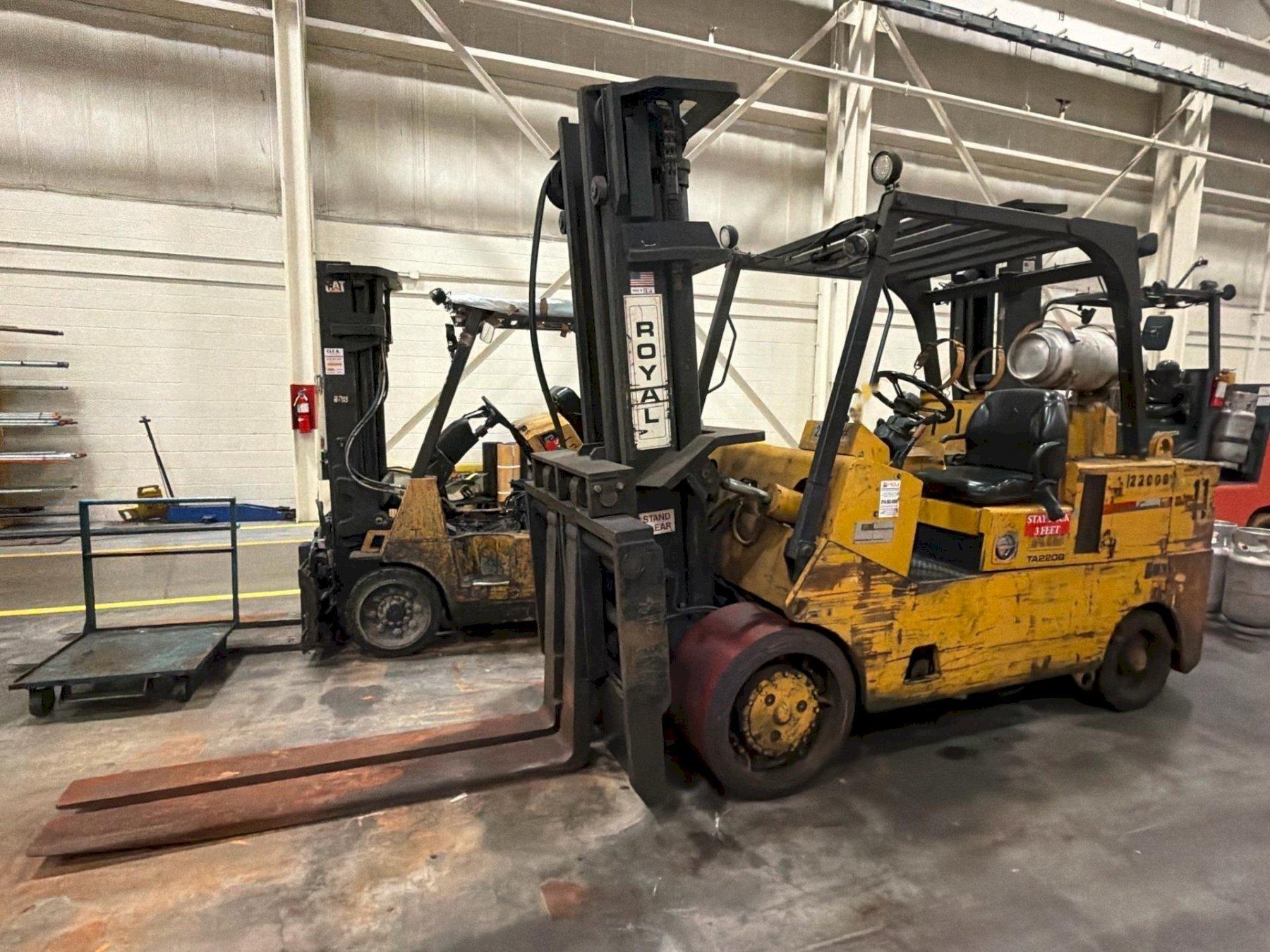 22,000 LBS ROYAL MODEL #TA220 LP GAS FORKLIFT: YOBRO #26400