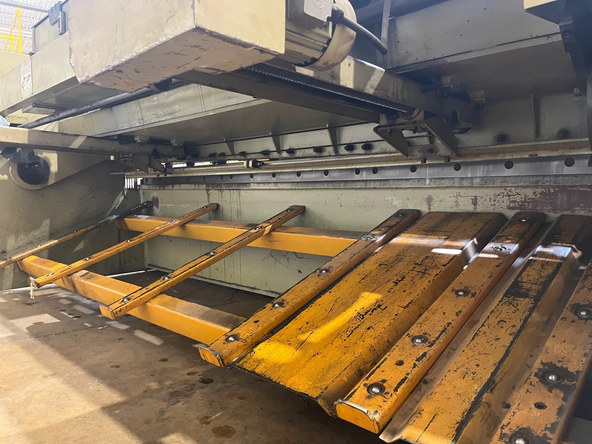 USED 10' X 1/4" US INDUSTRIAL MODEL US1025PMS HYDRAULIC SHEAR