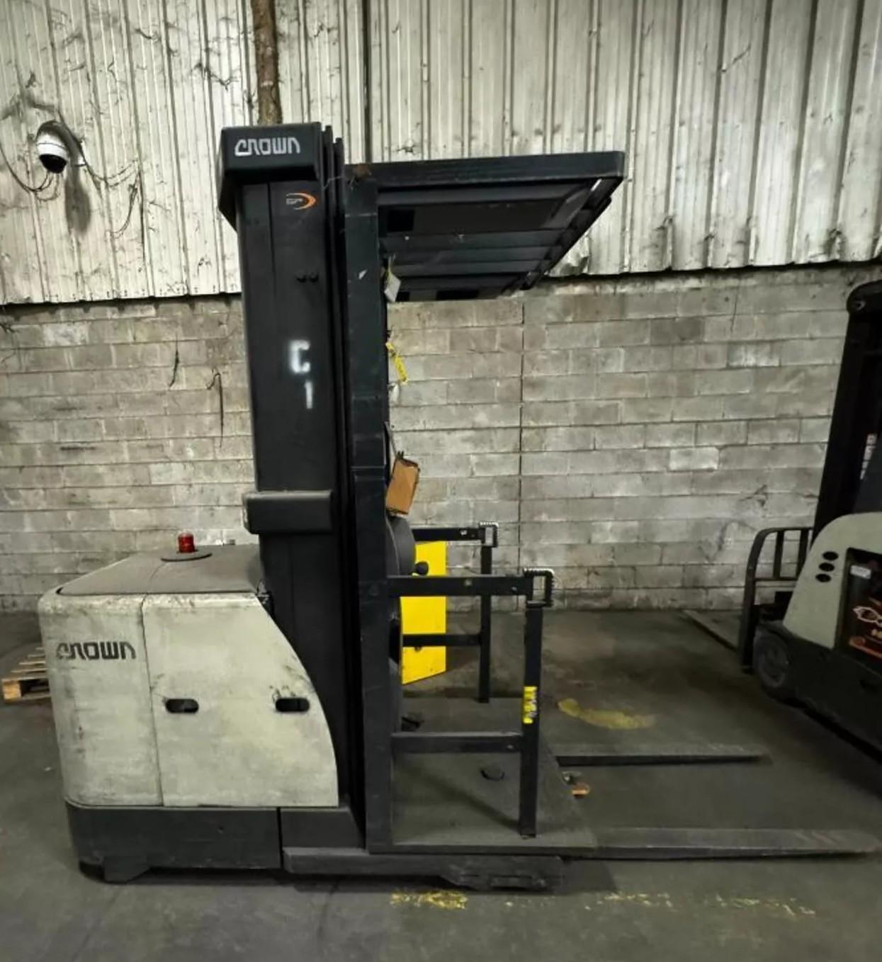 CROWN ELECTRIC ORDER PICKER FORKLIFT: YOBRO #25407