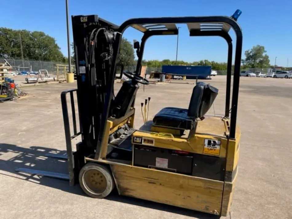 1 - PREOWNED CATERPILLAR FORKLIFT, MODEL #: F35, S/N: 5FB03232
