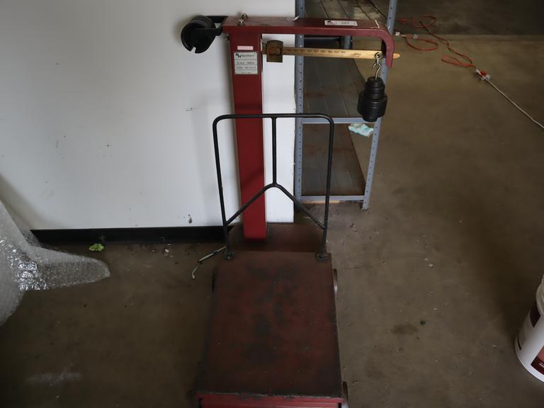 Northern 1000 lb Rolling Manual Shipping Scale with Slide Rule and Weights- Auction Item