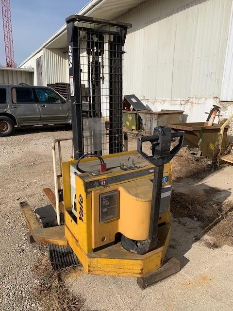 1 - PREOWNED 1999 YALE WALKIE STACKER, MODEL #: MSW040LCN24TV083, S/N: B820N02719W
