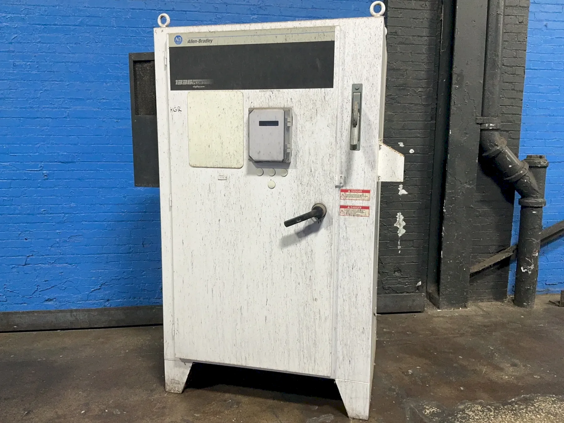ALLEN-BRADLEY 1336 PLUS II SENSORLESS VECTOR VARIABLE FREQUENCY DRIVE  -  1336F-BP300-AN-EN909-L6-NCM-MX909