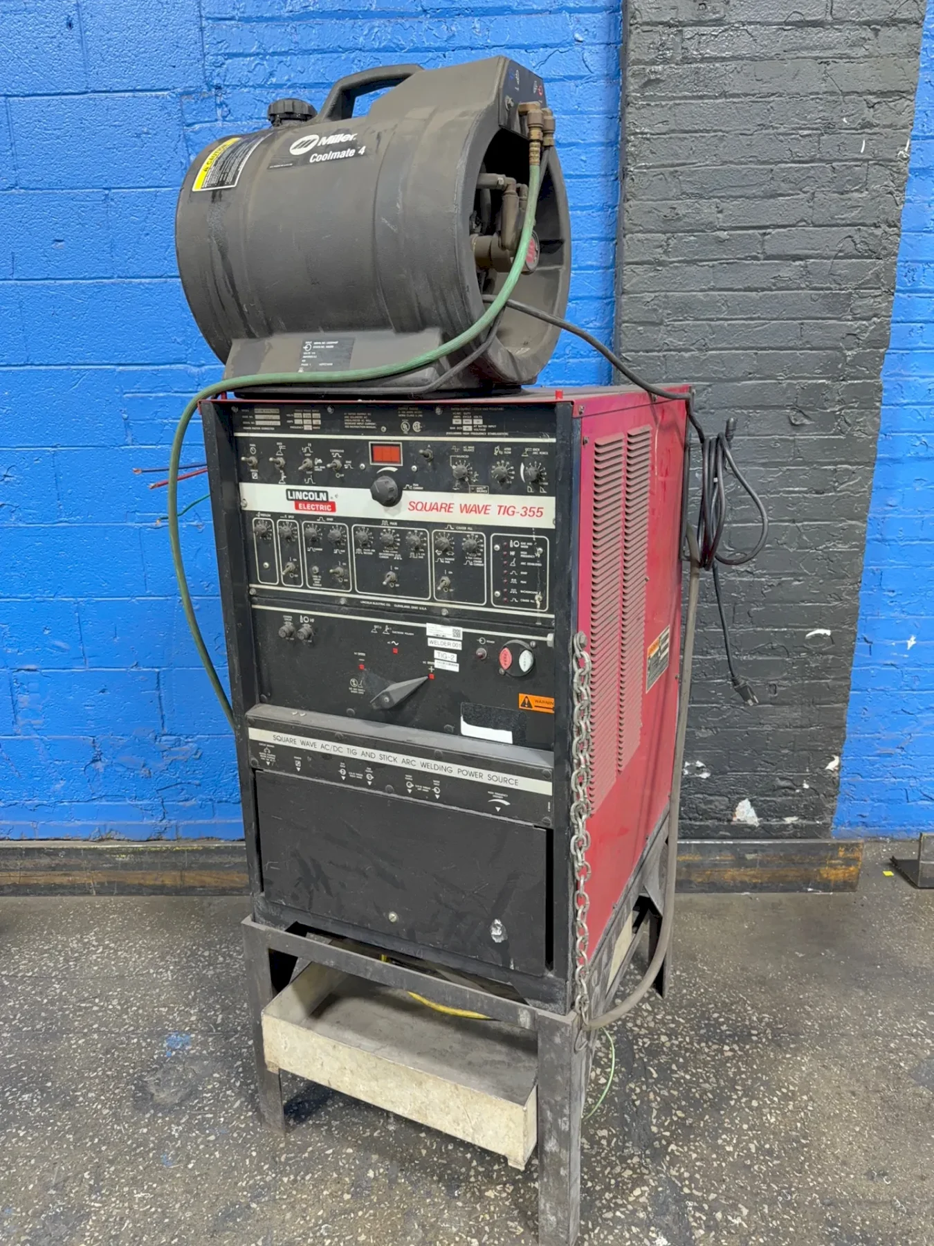 LINCOLN 350 AMP WELDER  -  SQUAREWAVE TIG-355