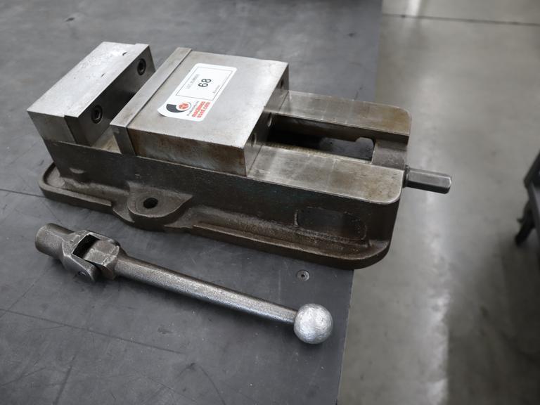 Kurt D-675 6" Machine Vise Steel Jaws, Handle- Auction Item