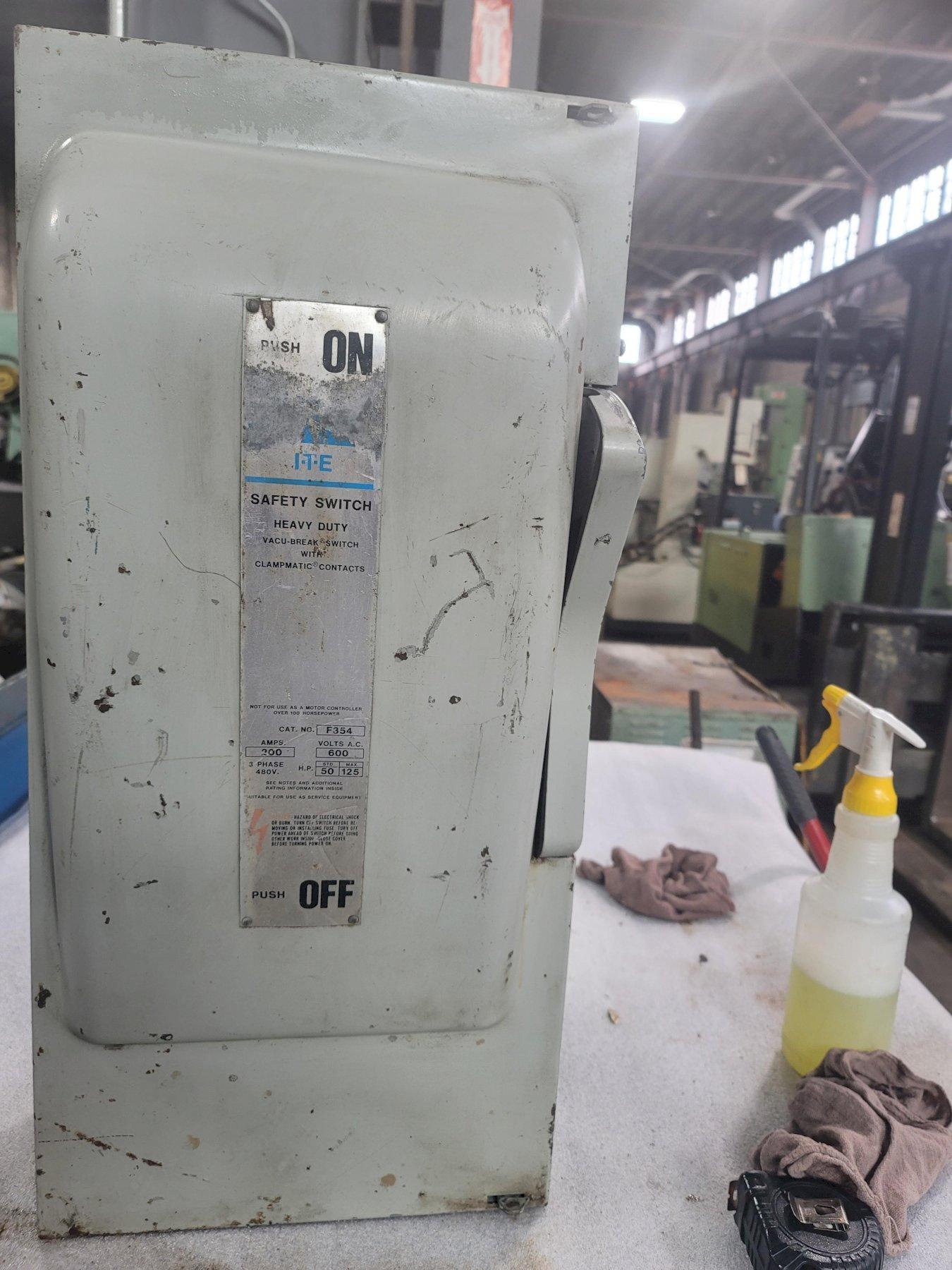 GOULD ITE F354 VACU-BREAK HEAVY DUTY SAFETY SWITCH, Enclosed, Fusible, 200 Amp, 600V.