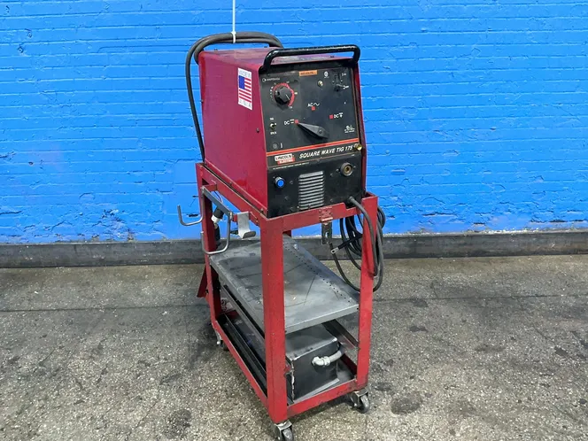 LINCOLN ELECTRIC 12 - 175 AMPS WELDER  -  SQUARE WAVE TIG 175