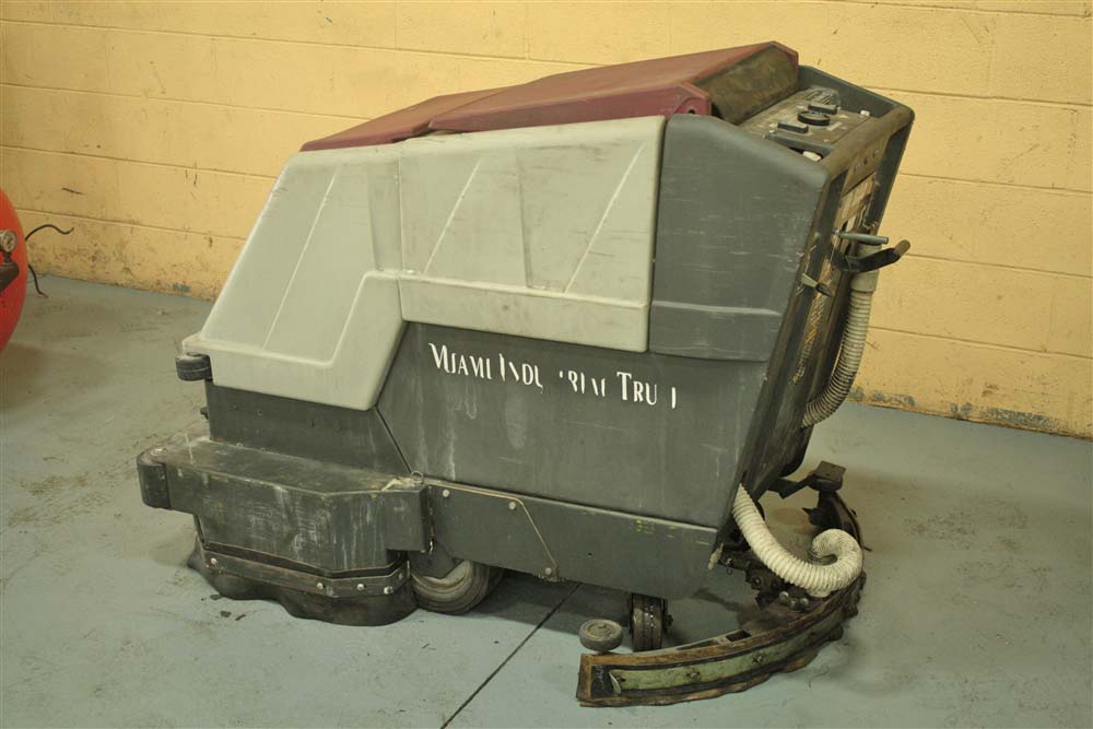 MINUTEMAN POWERBOSS 26 FLOOR SCRUBBER