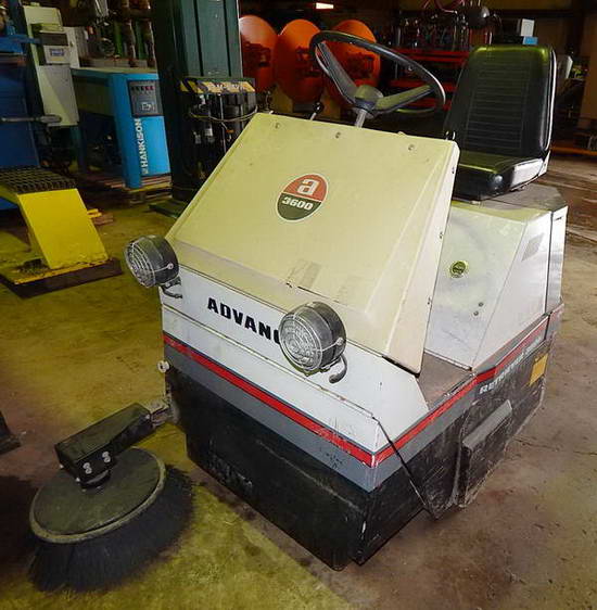 ADVANCE FLOOR SWEEPER