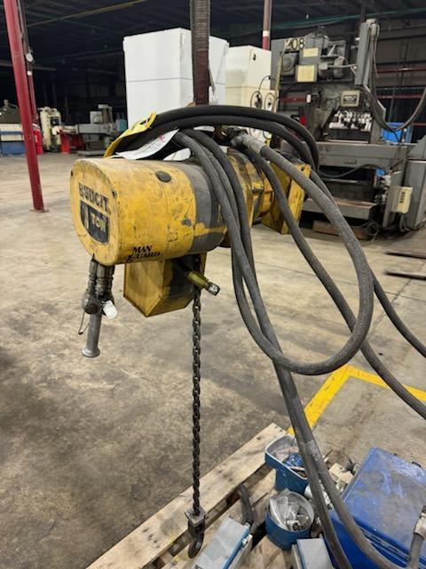 1 - PREOWNED BUDGIT 1-TON CHAIN AIR HOIST, MODEL #: 114394-1, S/N: 85-8-4