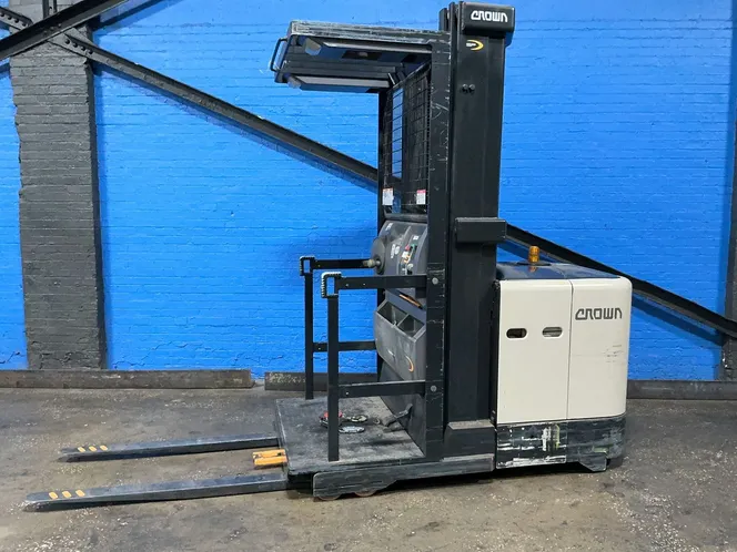 Crown 3000 Lbs Electric Order Picker - Sp3510-30