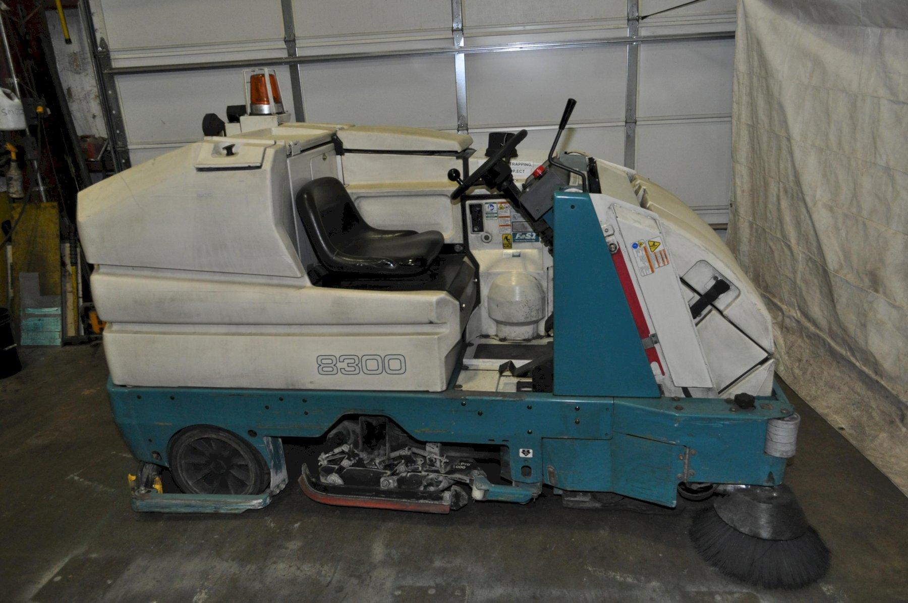 TENNANT 8300 SWEEPER SCRUBBER