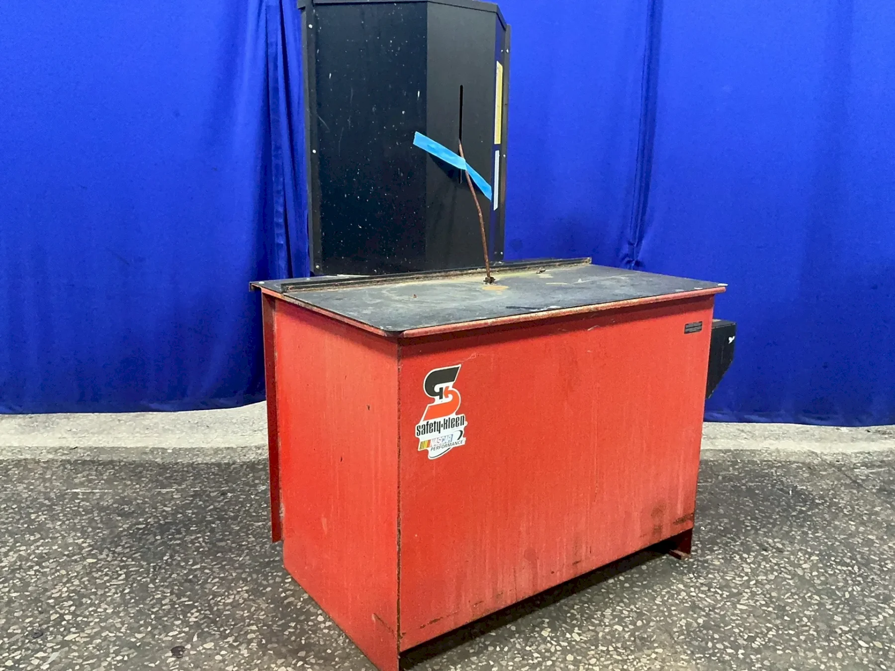 SAFETY-KLEEN 44" X 20" X 30" PARTS WASHER  -  81