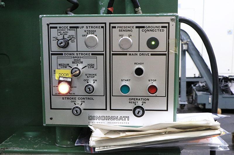 90 TON X 10' CINCINNATI HYDRAULIC PRESS BRAKE MODEL 90CBX8