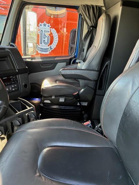 Volvo VNL64T860 Sleeper Semi Truck, 2024 – 162,325 Miles, Volvo D13, I-Shift Automatic, 77” Sleeper, Tandem Axle Highway Tractor