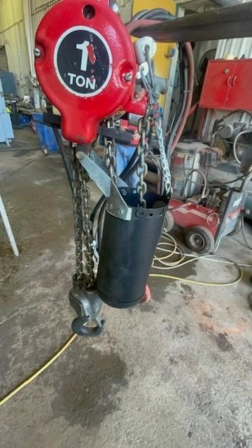 1 - PREOWNED INGERSOLL RAND, ARO SERIES AIR HOIST, 1 TON, MODEL #: 7776E-1C15-C11-U, S/N: SPH024-1005-07