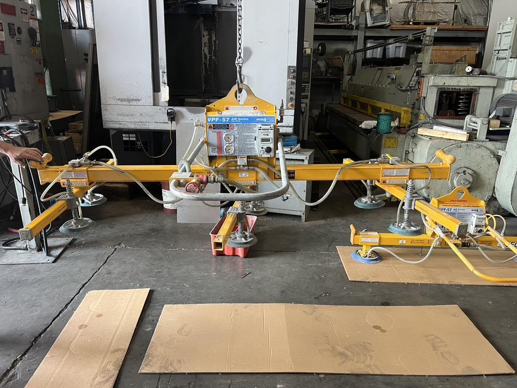 900 lb ANVER VACUUM AIR LIFT SYSTEM. MODEL L31, 6' X 10' CAPACITY, 6 SUCTION PADS