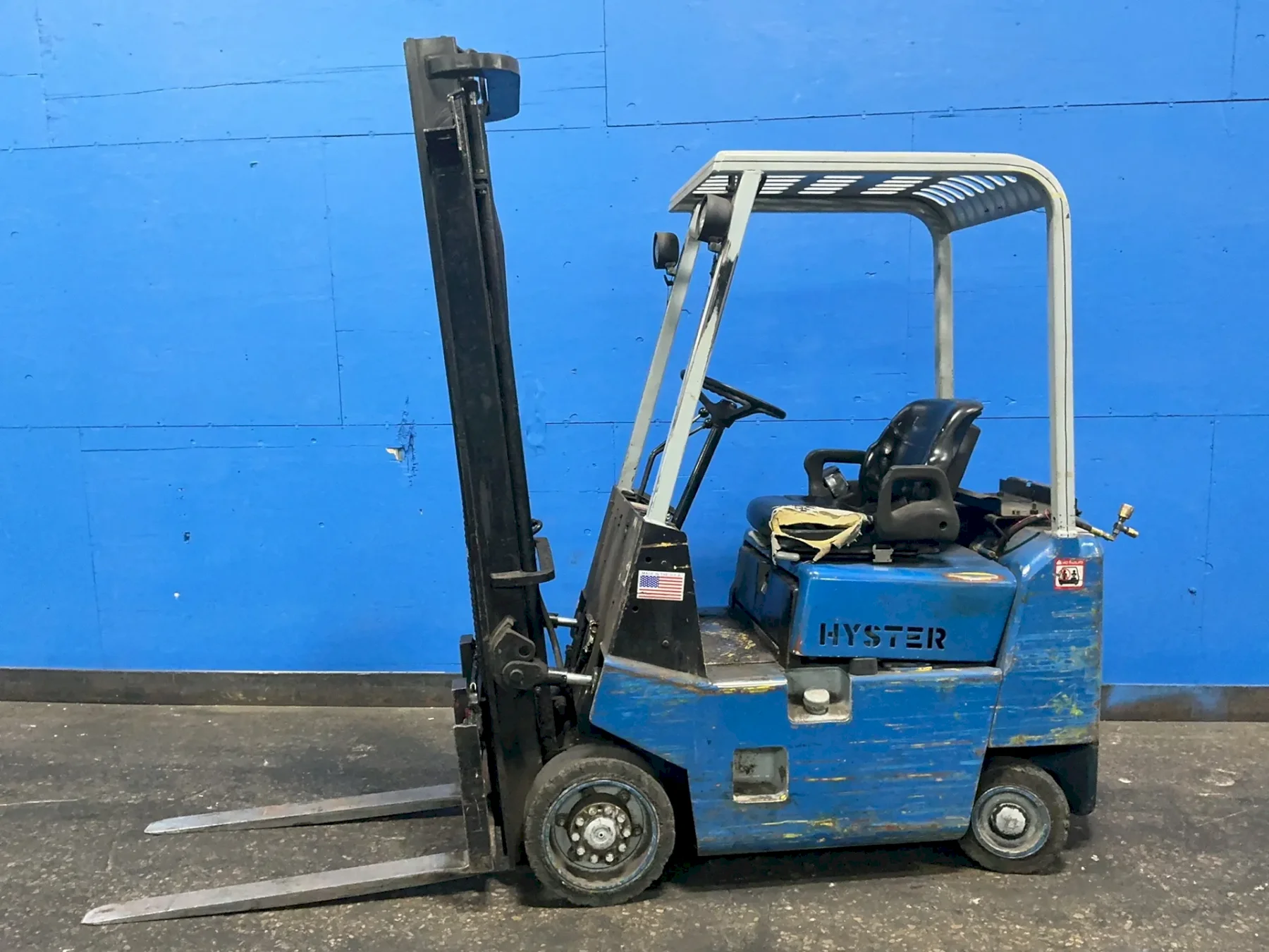 HYSTER 3500 LBS PROPANE FORKLIFT  -  S30XL