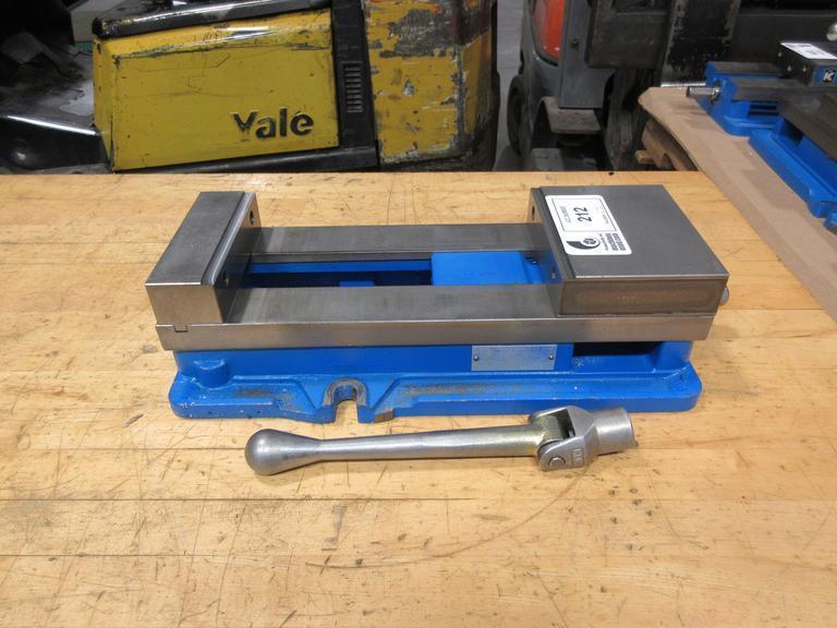 Kurt D688 6" AngLock CNC Milling Vise – w/ Handle- Auction Item