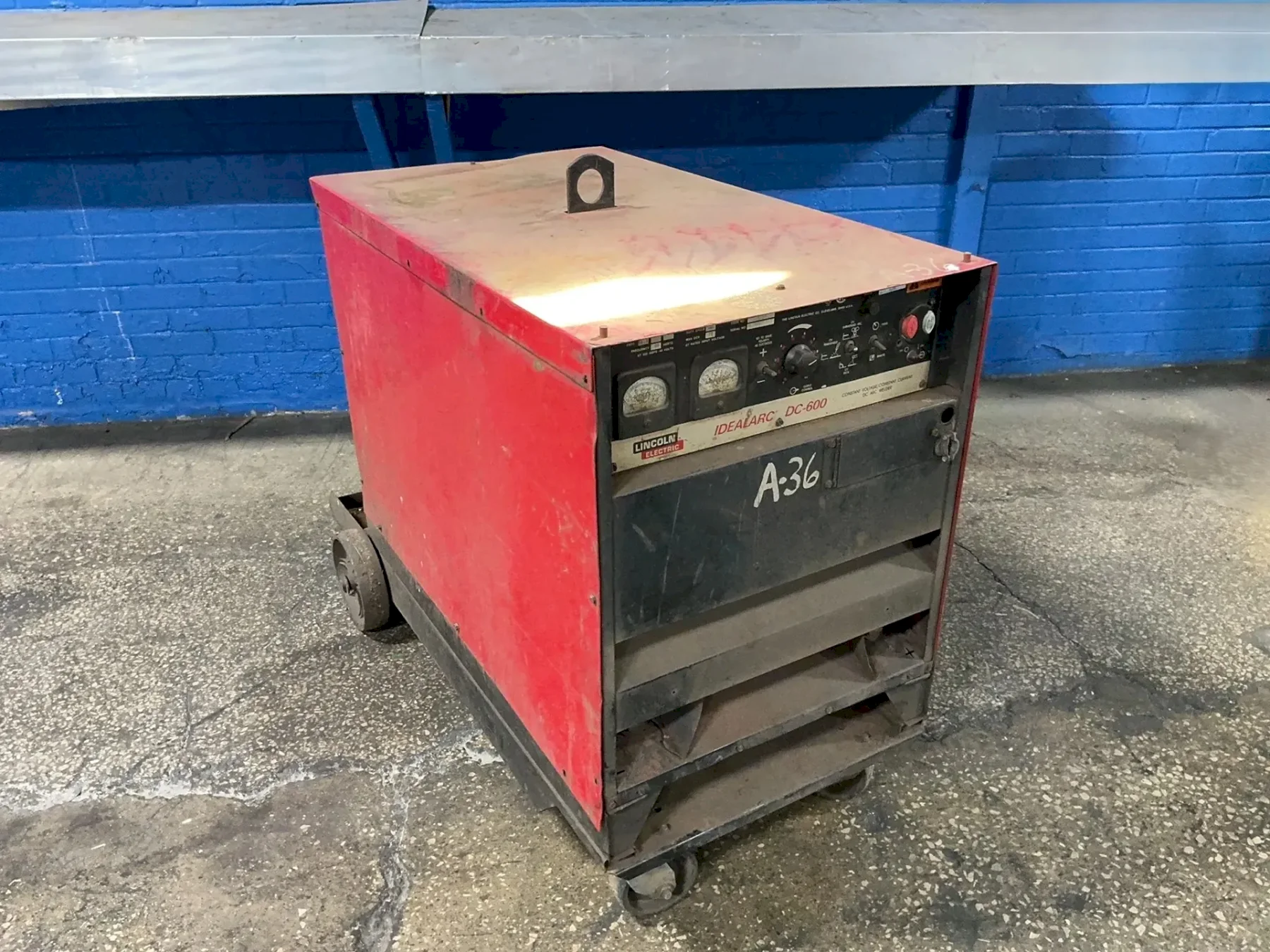 LINCOLN ELECTRIC 600 A WELDER  -  IDEALARC DC-600